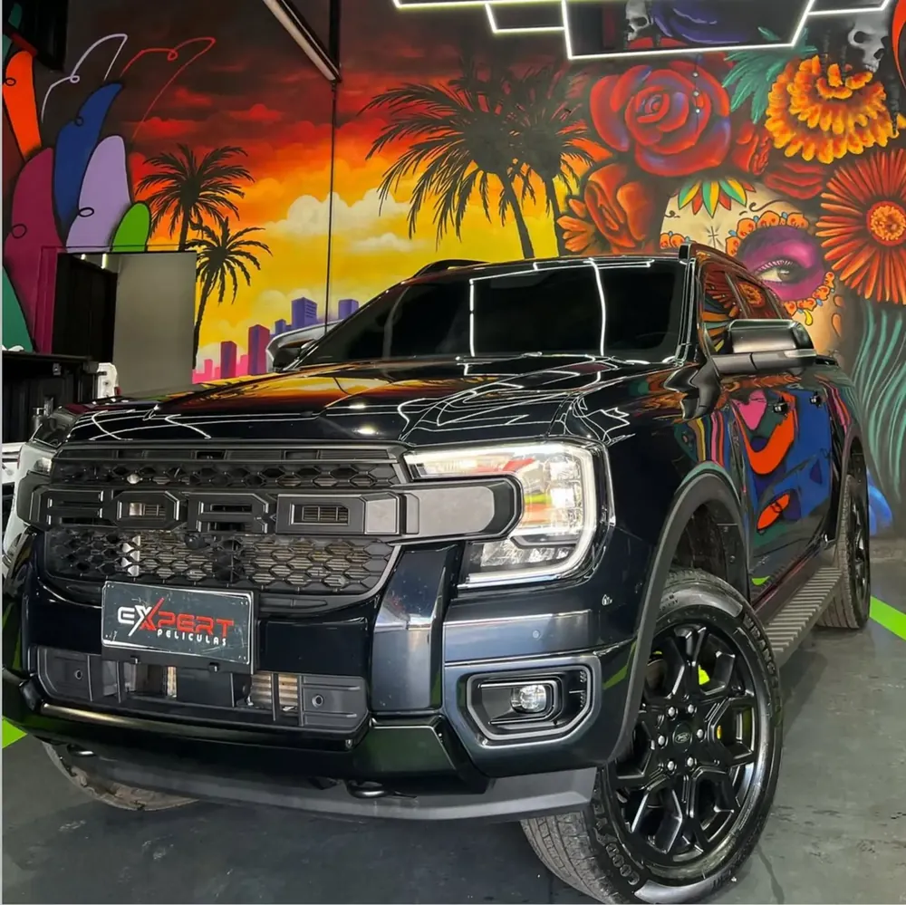 Ford Ranger preta em frente ao mural