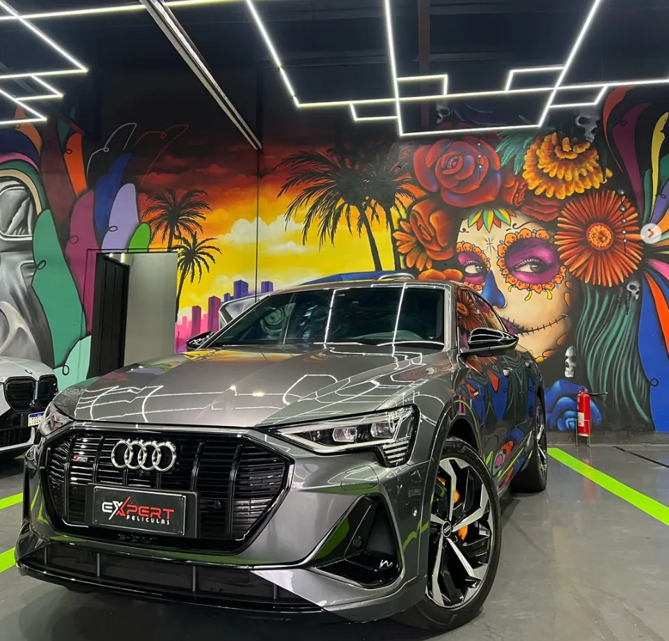 Audi e-tron Sportback cinza em frente ao mural