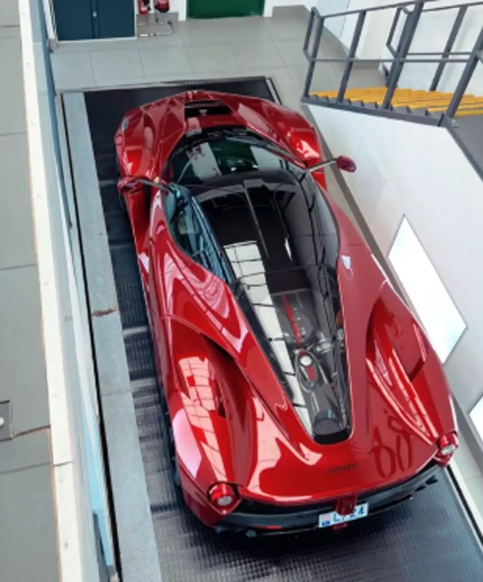 Ferrari vermelha no elevador da Topaz Detailing
